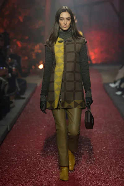 Look 16